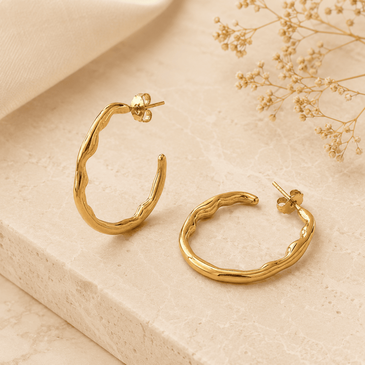 Brinco Argola Aberta Design Orgânico e Torcido Banhado a Ouro 18k - 2,6cm