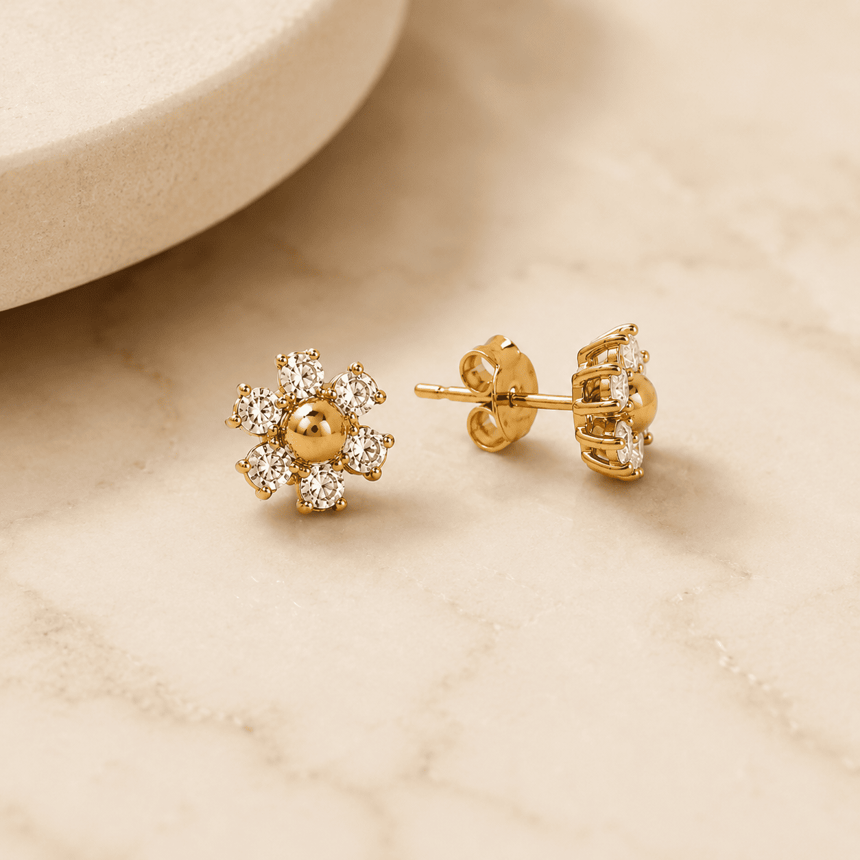 Brinco Flor Banhado a Ouro 18k com Zircônias - 7mm