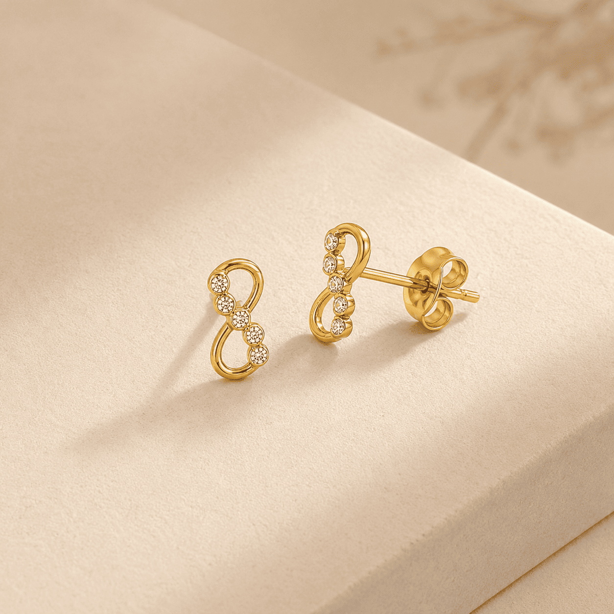 Brinco Infinito Banhado a Ouro 18k com Zircônias