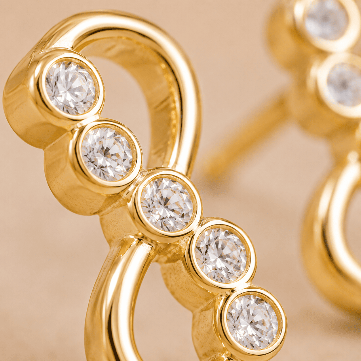 Brinco Infinito Banhado a Ouro 18k com Zircônias