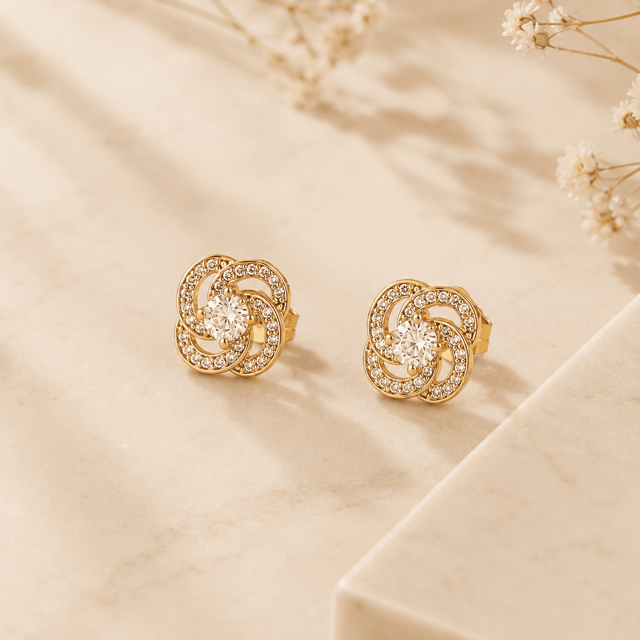 Brinco Flor Luxo Banhado a Ouro 18k com Zircônias - 1cm