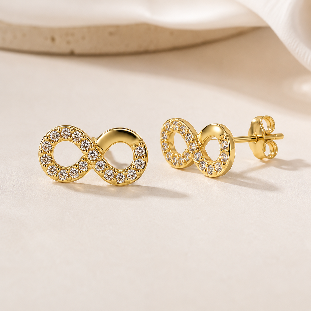 Brinco Infinito com Pedras Vazado Banhado a Ouro 18k com Zircônias