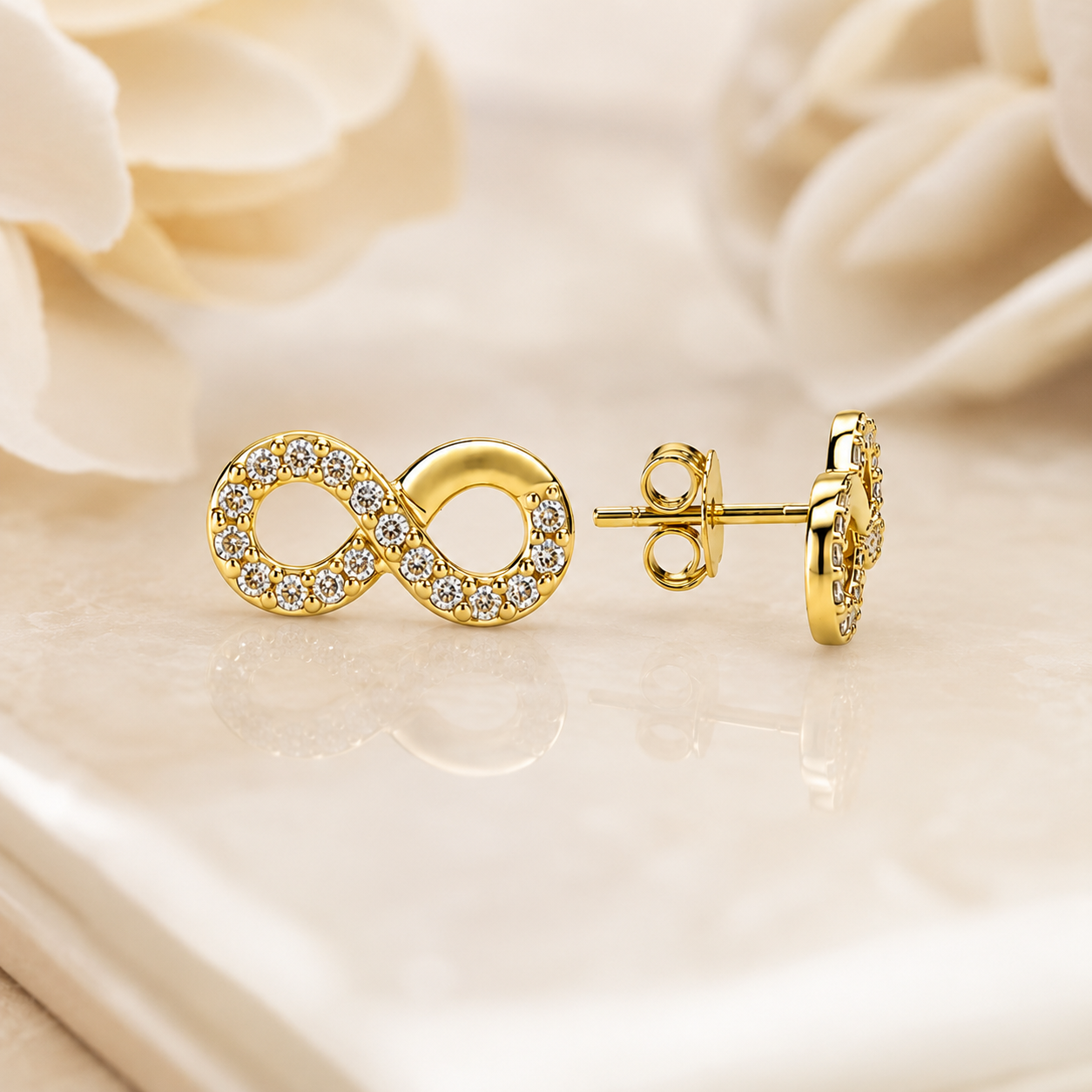 Brinco Infinito com Pedras Vazado Banhado a Ouro 18k com Zircônias