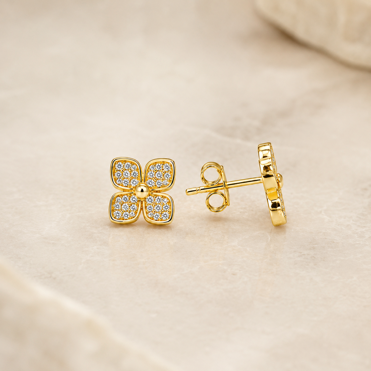 Brinco Flor 4 Pétalas Banhado a Ouro 18k com Zircônias