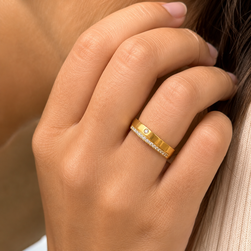 Anel Estilo Aliança Banhado a Ouro 18k com 1 Linha de Zircônias e 1 Zircônia Central Tam20