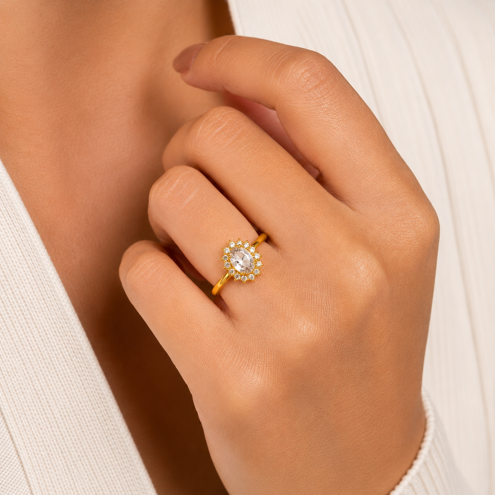 Anel Solitário Estilo Flor Banhado a Ouro 18k com Zircônias e Zircônia Oval