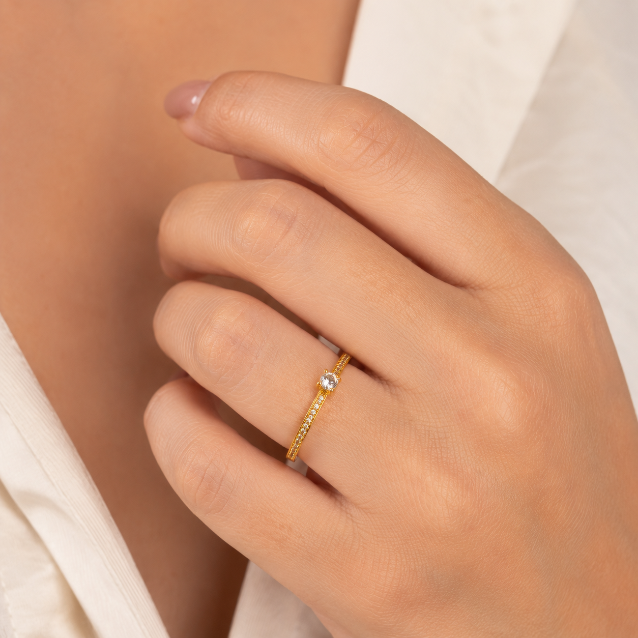 Anel Solitário Banhado a Ouro 18k com Zircônia e Aro Cravejado com Zircônias