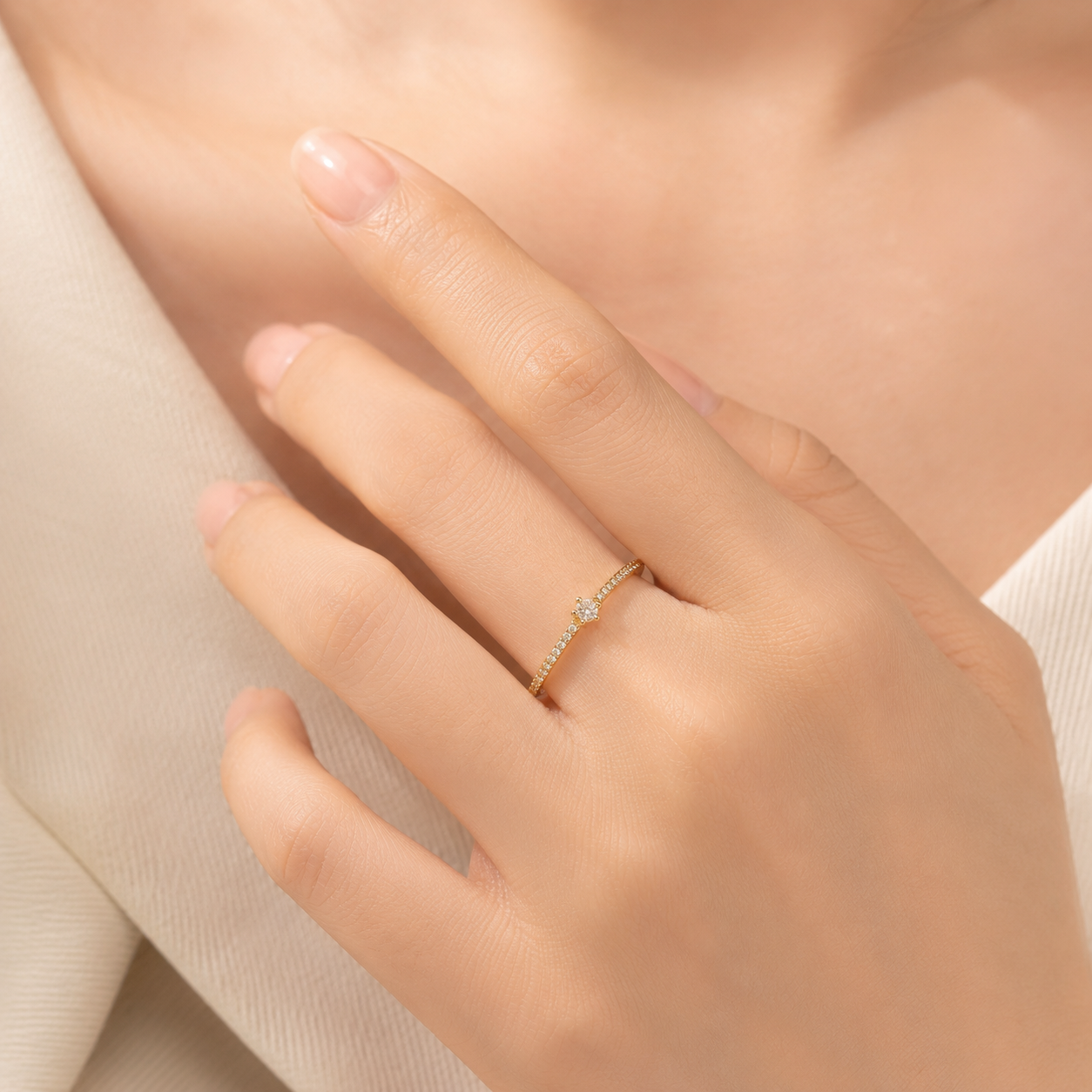 Anel Estilo Solitário Aro com Zircônias Banhado a Ouro 18k com Zircônias