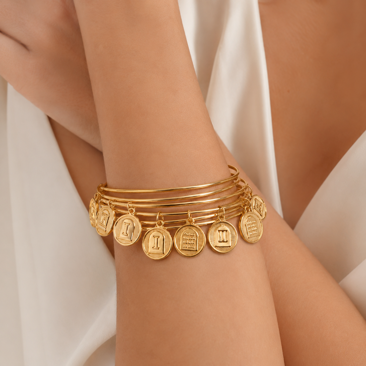 Bracelete Aro com Medalha 10 Mandamento Banhado a Ouro 18k