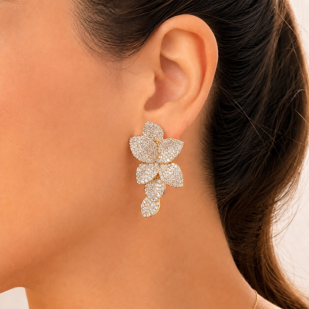 Brinco Ear cuff Flor Banhado a Ouro 18k com Zircônias - 3,5 cm