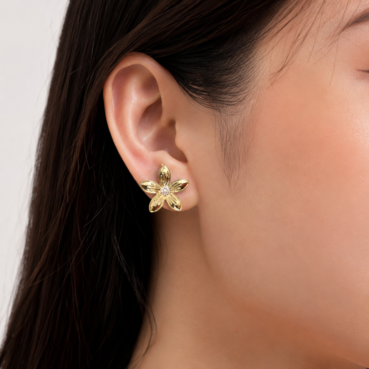 Brinco Flor com Pedra Central Banhado a Ouro 18k com Zircônia - 2 cm