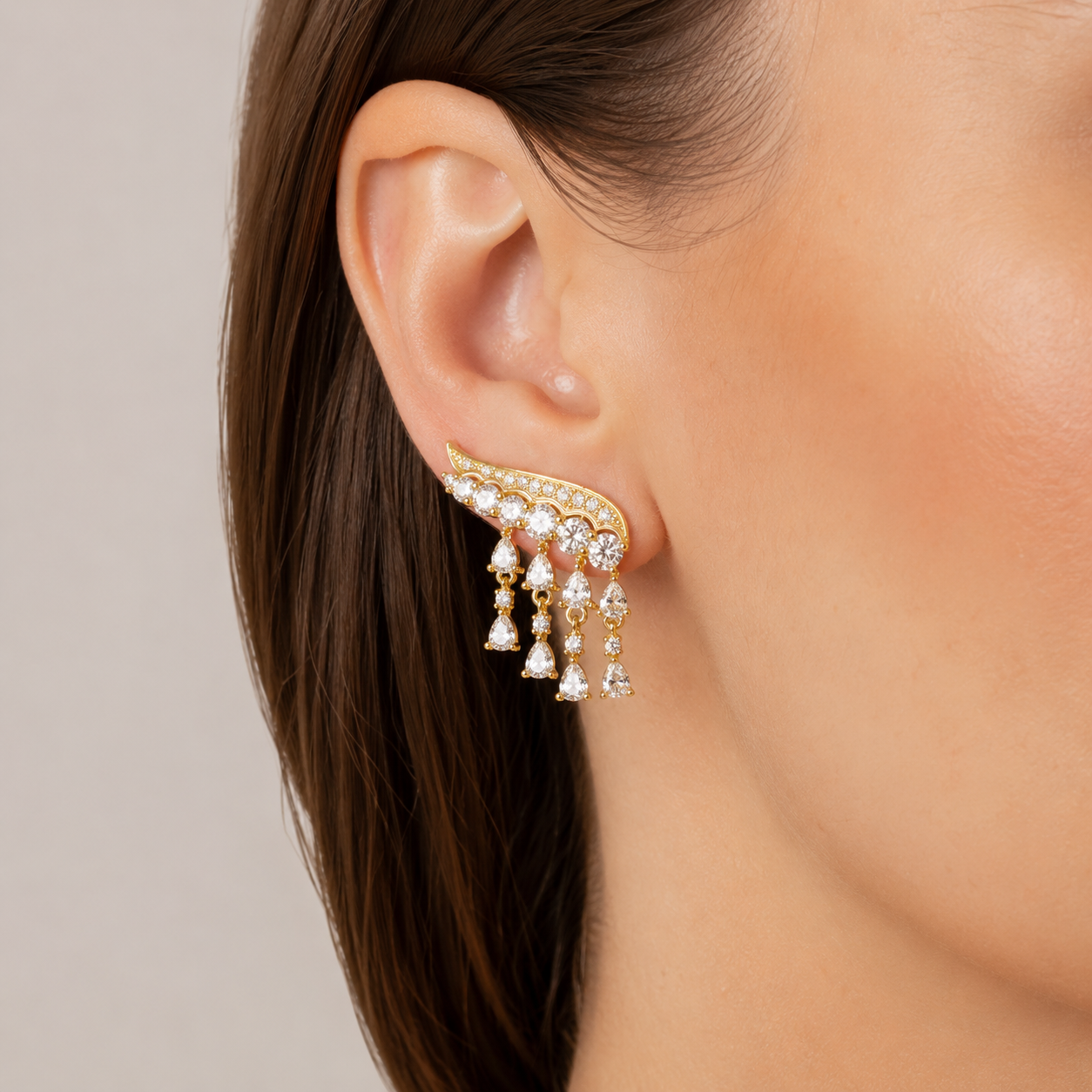 Brinco Ear cuff Estilo Asas Gotas em Pedras Penduradas Banhada a Ouro 18k com Zircônias - 3 cm