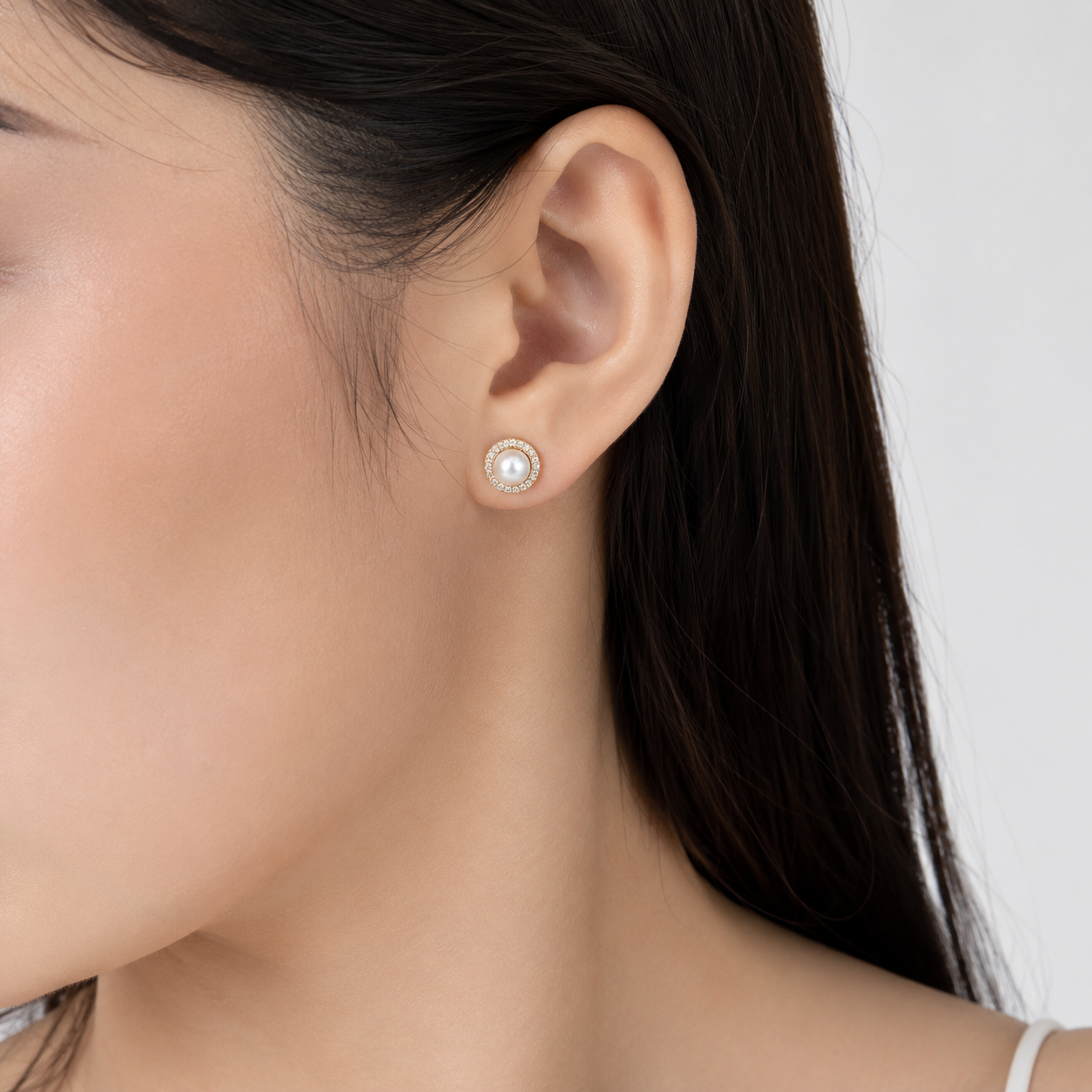 Brinco Circulo Cravejado com Pérola Central Banhado a Ouro 18k com Zircônias - 8mm