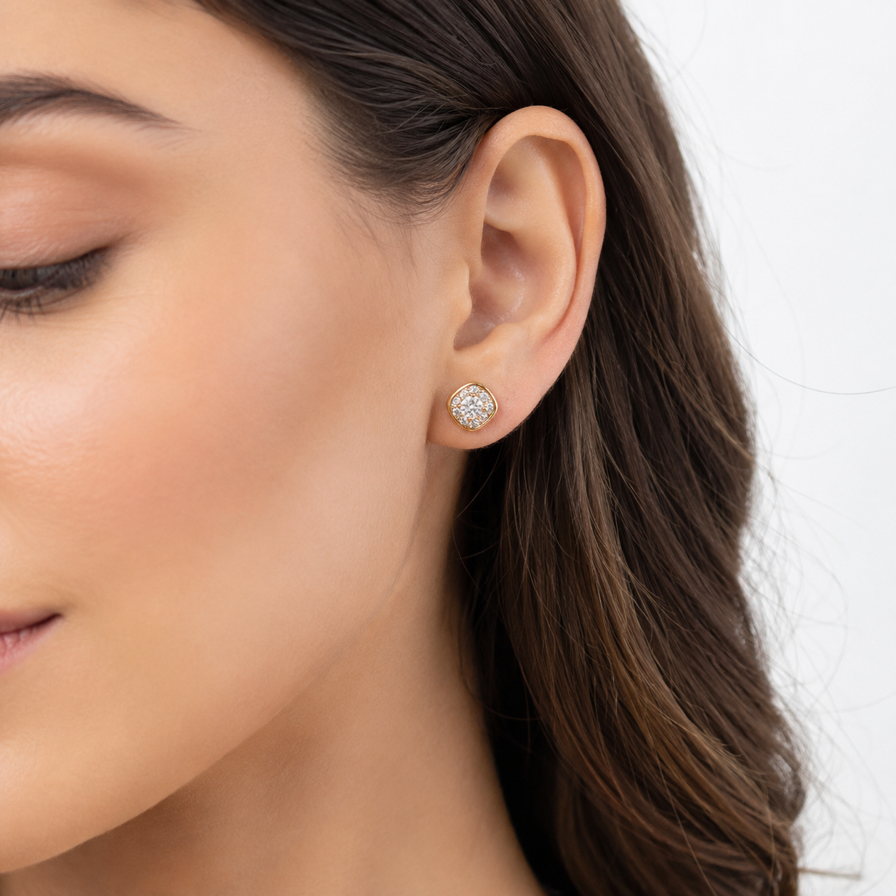 Brinco Quadrado com Flor em Zircônias Banhado a Ouro 18k com Zircônias - 1cm