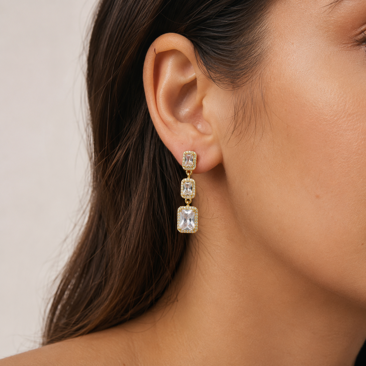 Brinco Três Pedras Retangulares Pendentes Banhada a Ouro 18k com Zircônias - 3 cm