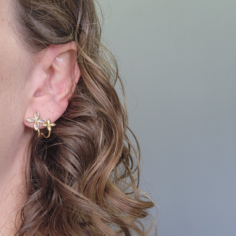 BRINCO OURO EAR HOOK FLORES