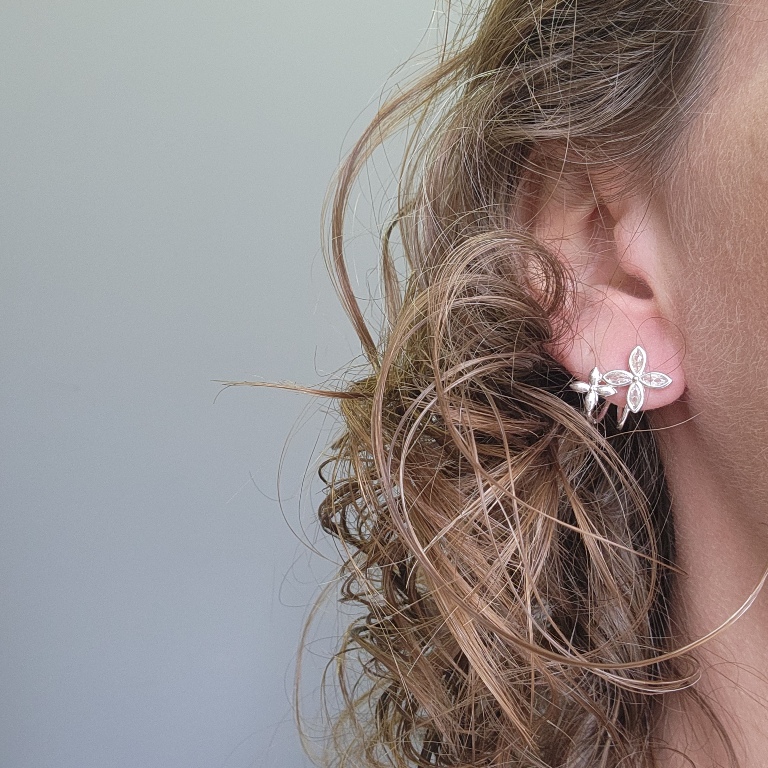 BRINCO PRATA EAR HOOK FLORES