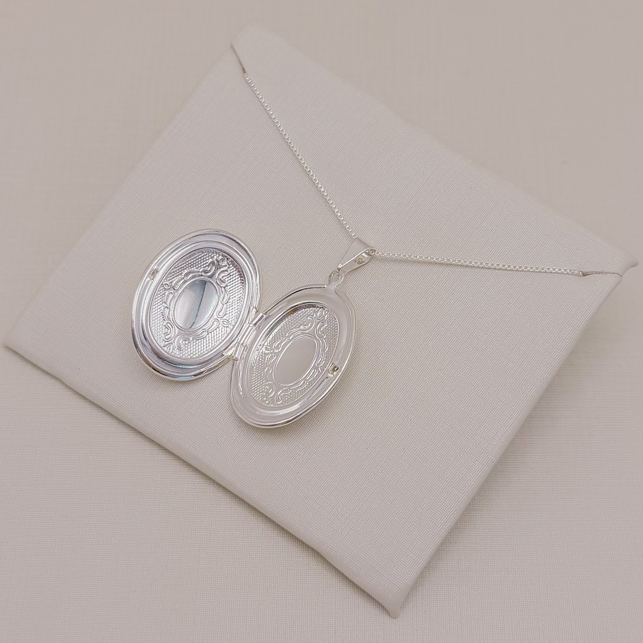 09.1820.0.S - (50) Colar relicário oval 3x2,3cm desenho camafeu
