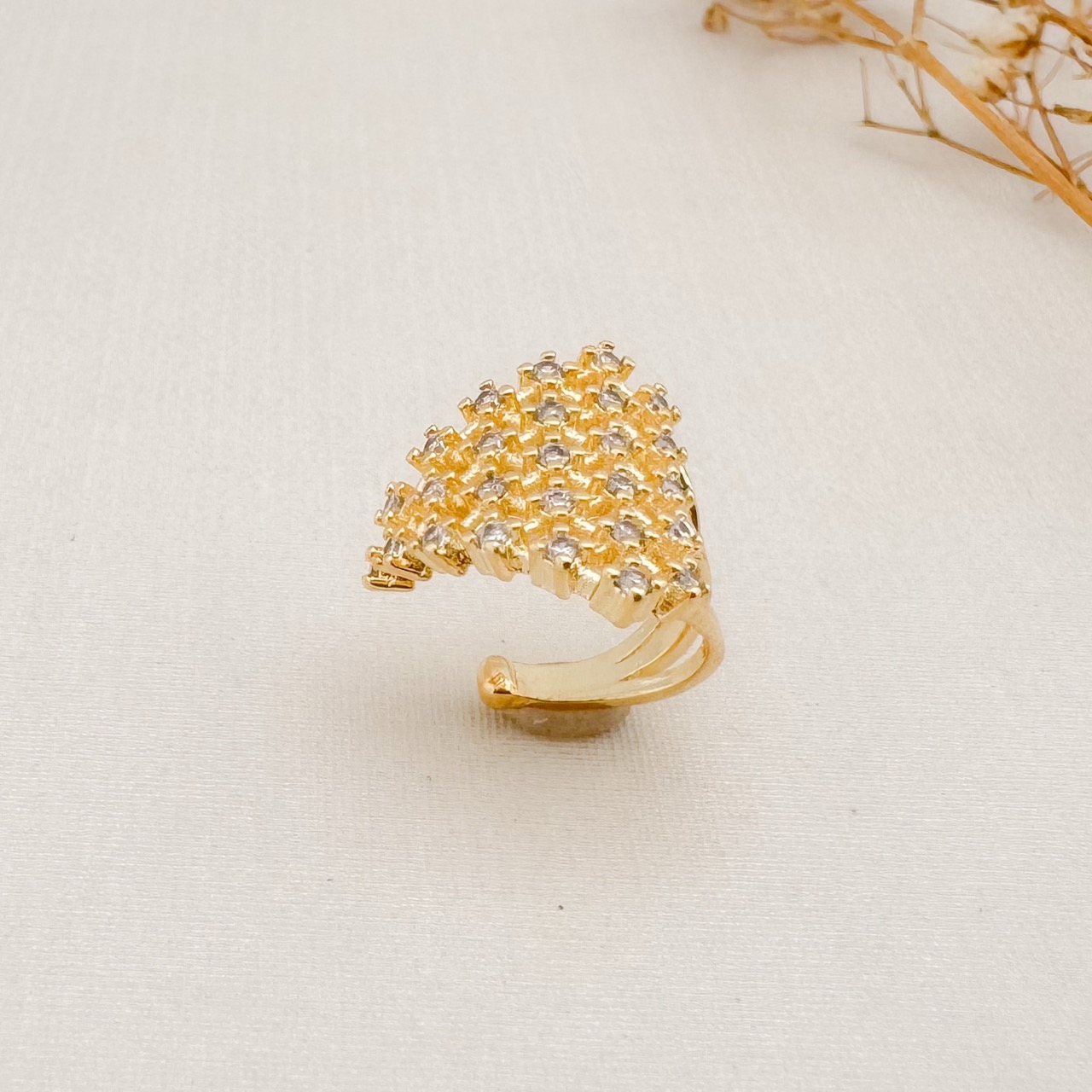 13.0250.1.O - Piercing de formato triangulo em efeito rede com zirconias em vez de nó