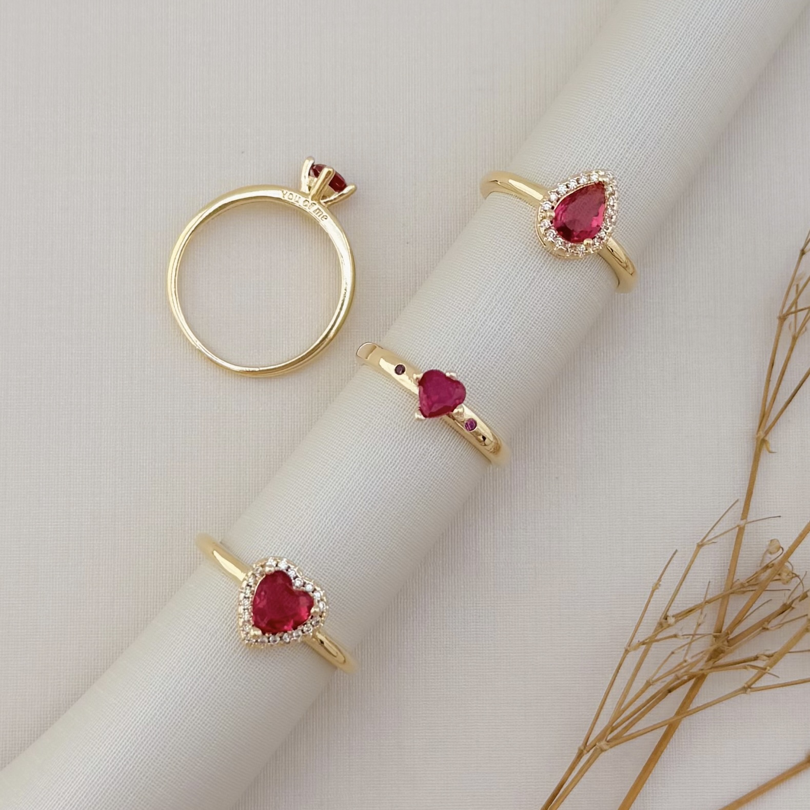 03.2426.6.O - (15) Anel solitário de pedra em coração com uma fileira de cravação em volta