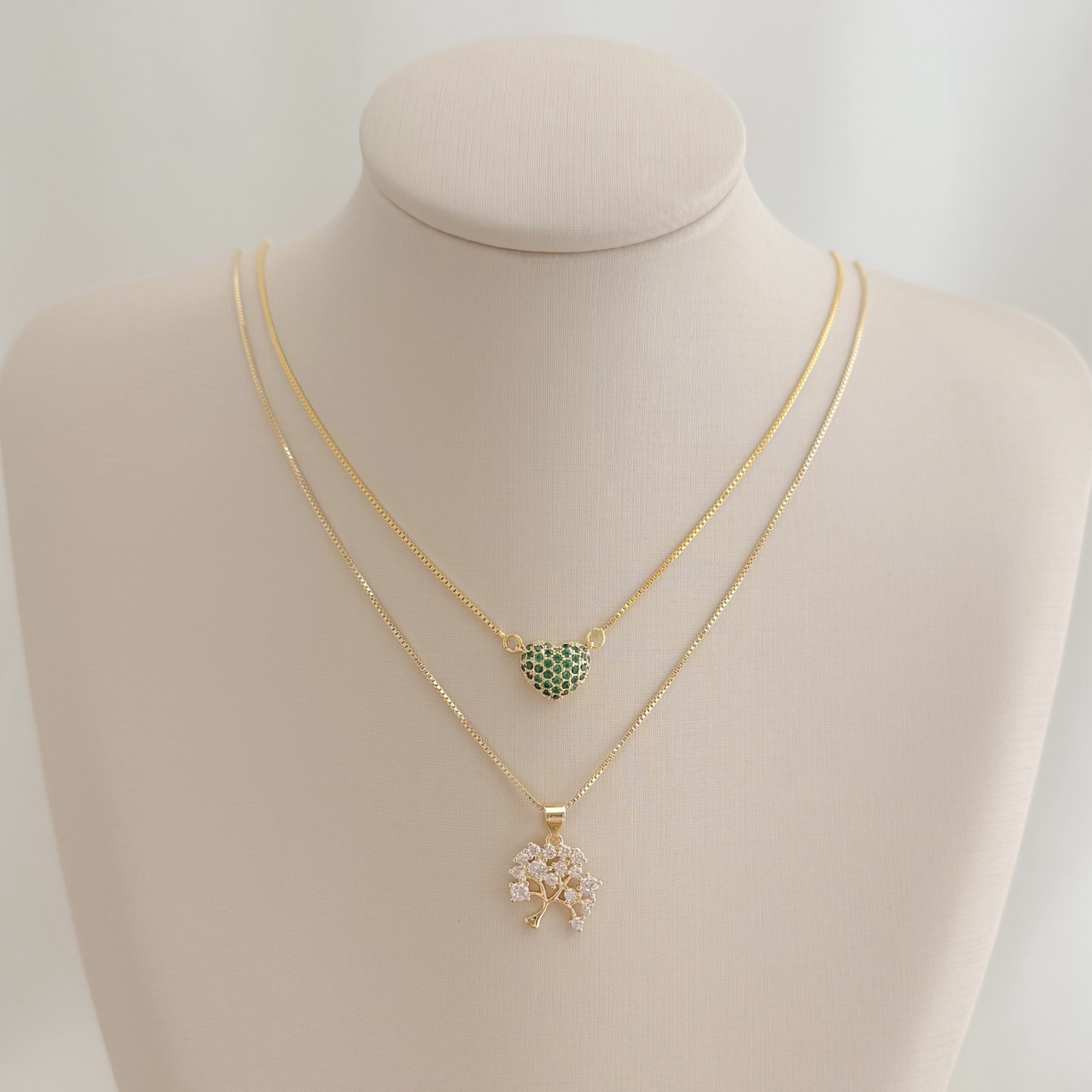 09.2388.1.O - (45) Colar de veneziana com pingente árvore com folhas cravejadas
