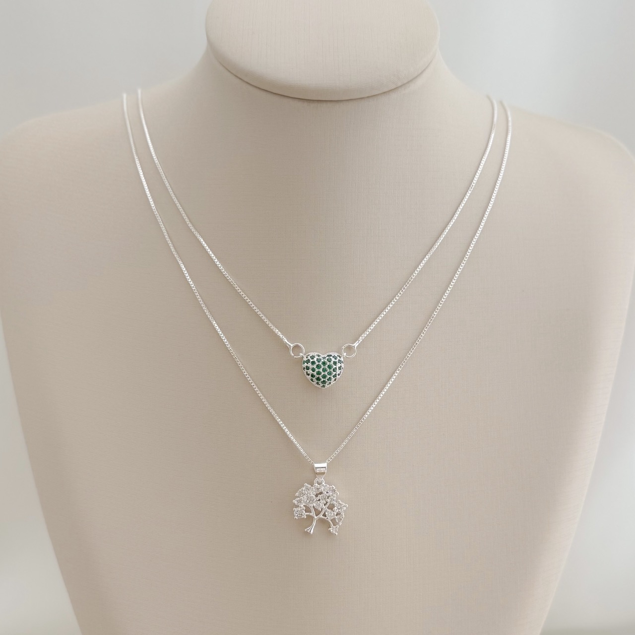 09.2388.1.S - (45) Colar de veneziana com pingente árvore com folhas cravejadas
