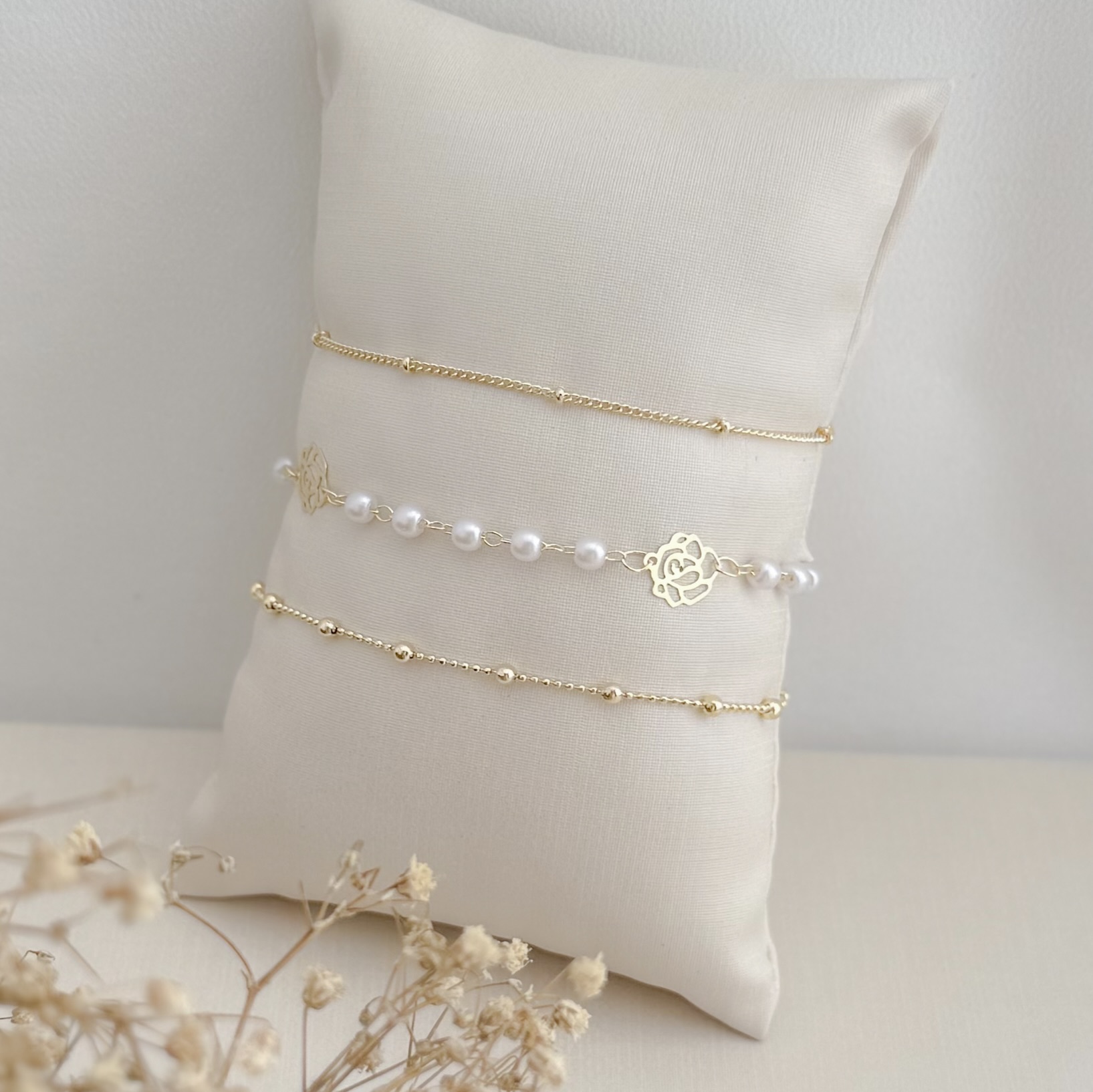 12.2220.15.O - Pulseira de bolinhas peroladas com silhuetas de flores lisas espaçadas