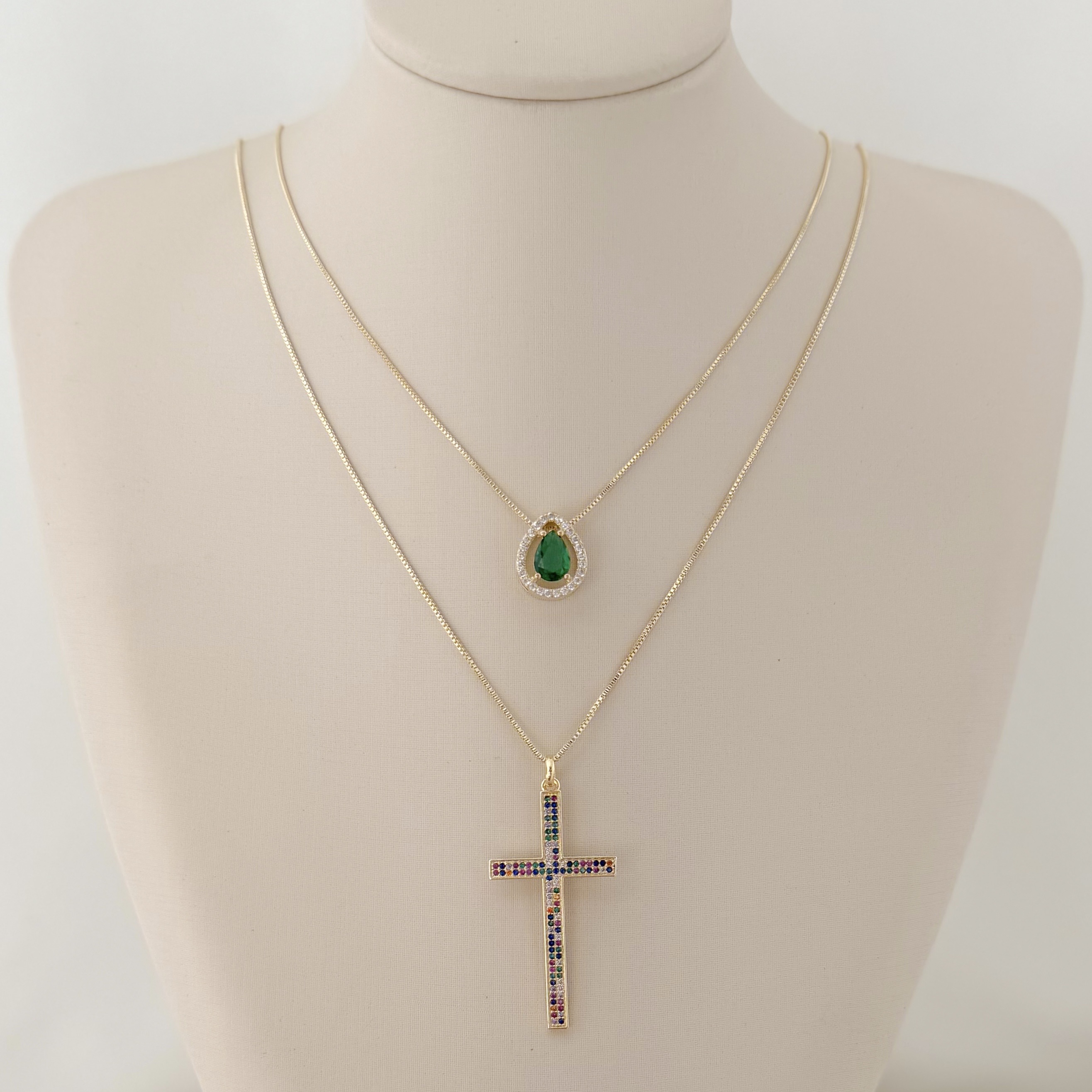 09.2411.C.O - (45) Colar veneziana com pingente cruz de 40mm em cravação colorida com borda alta