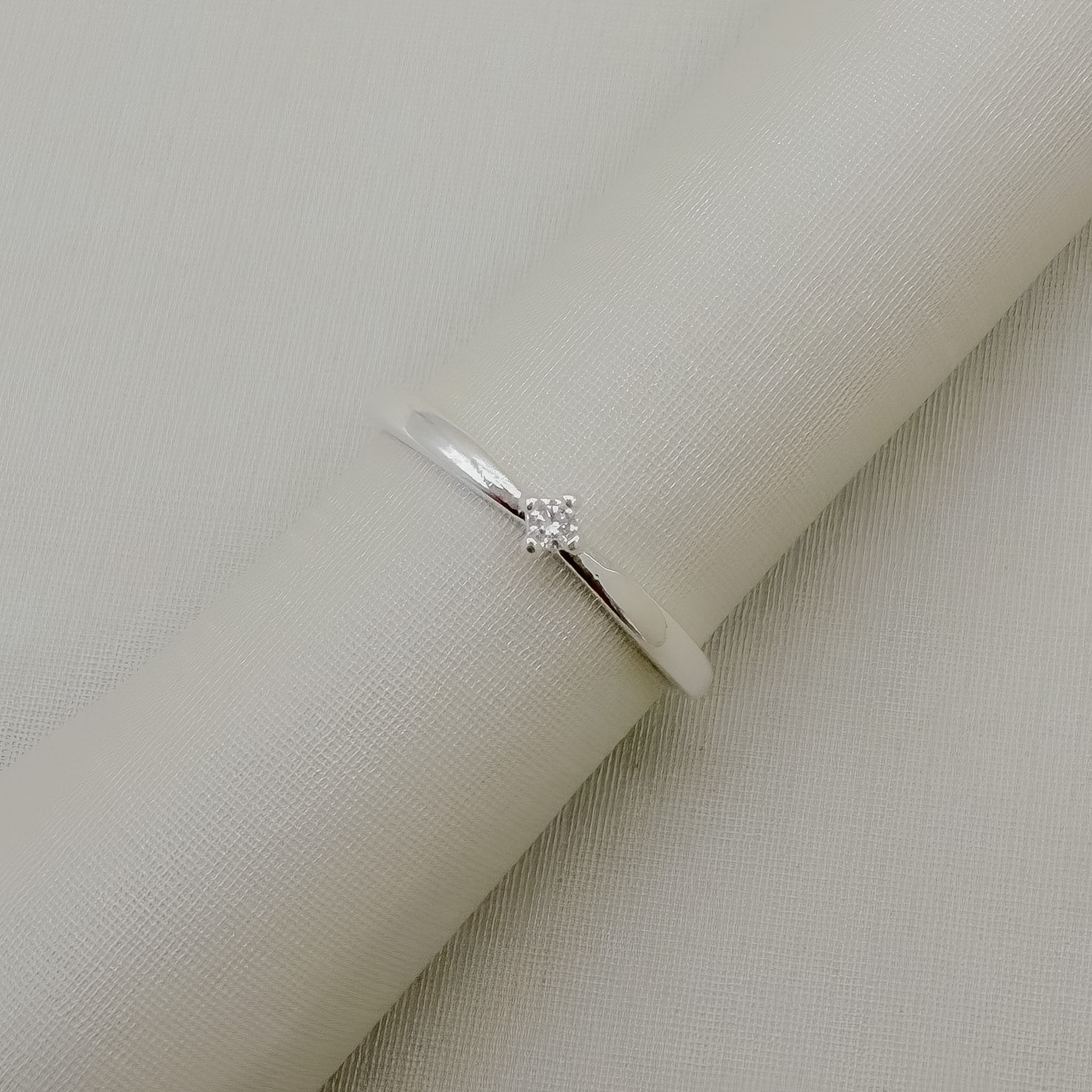 03.1782.1.S - (23) ATUA V3 - Anel solitário estilo princesa de aro fino com quatro garras