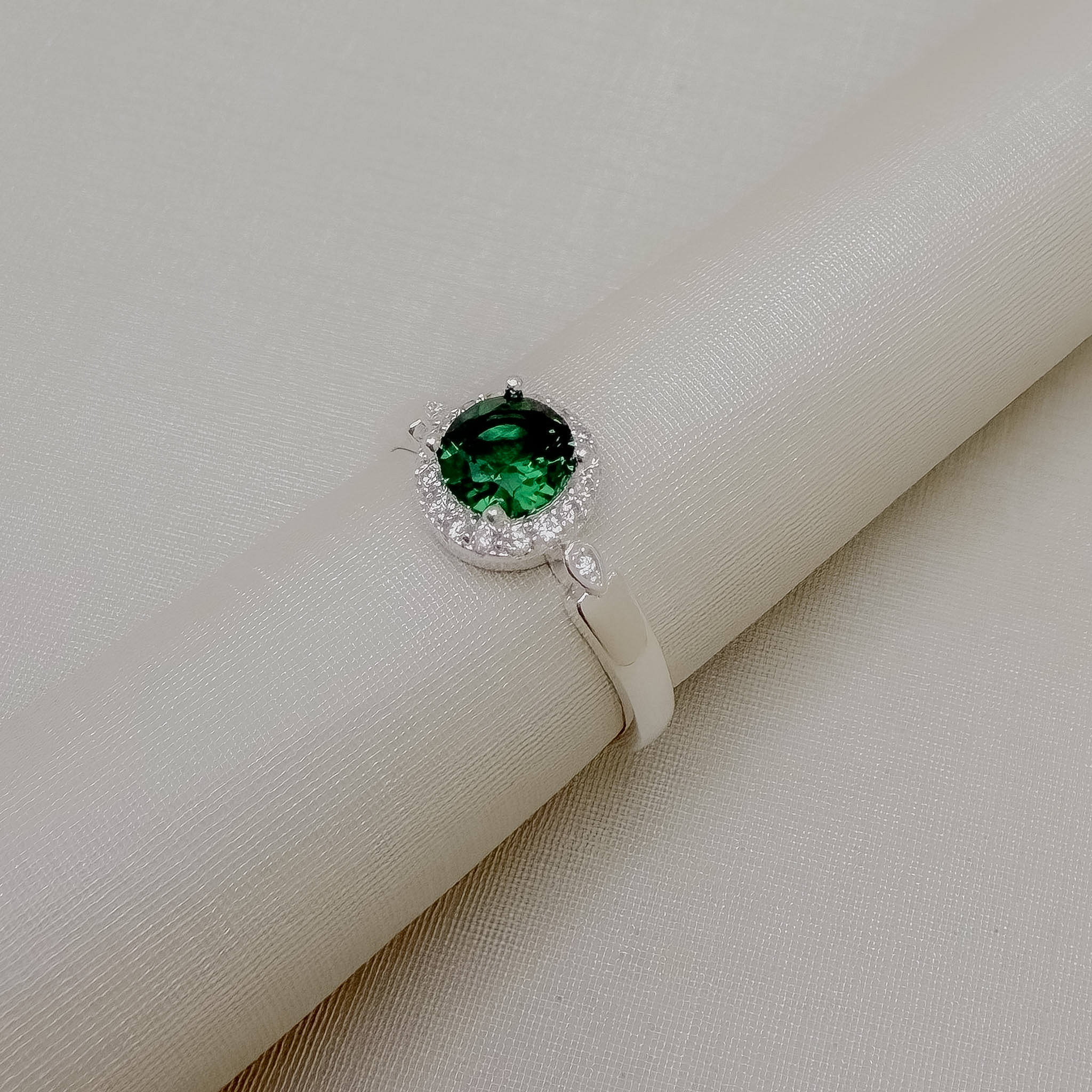03.2637.5.S - (23) Anel solitário de pedra circular com uma linha de aura em aro com mini gota