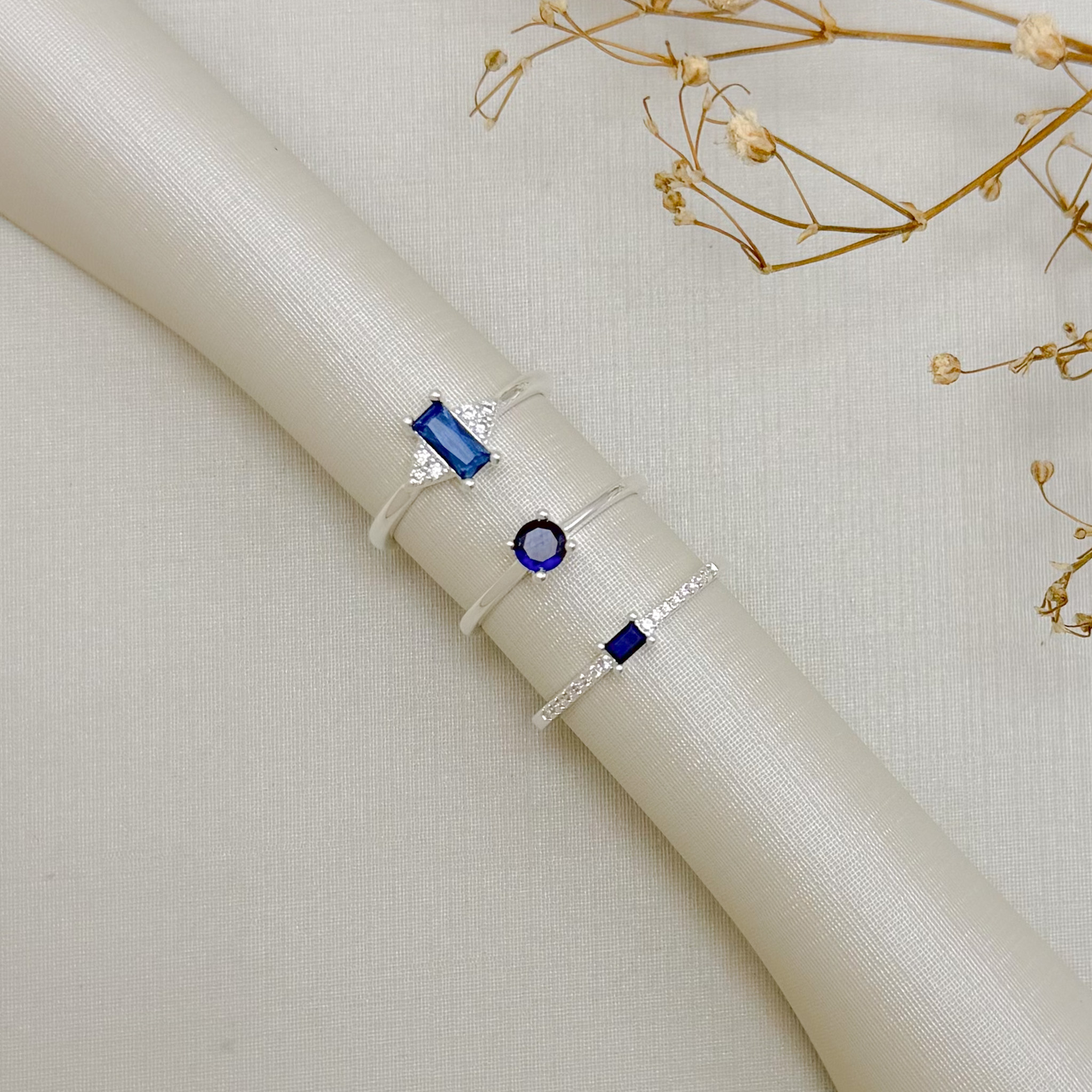 03.2646.4.S - (14) Anel solitário retangular com triangulo de mini nas laterais em aro liso