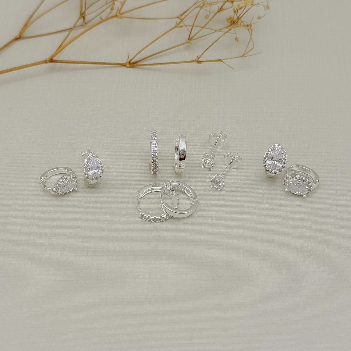 05.3219.1.S - Argola solitaria de gota com uma linha de aura cravejada