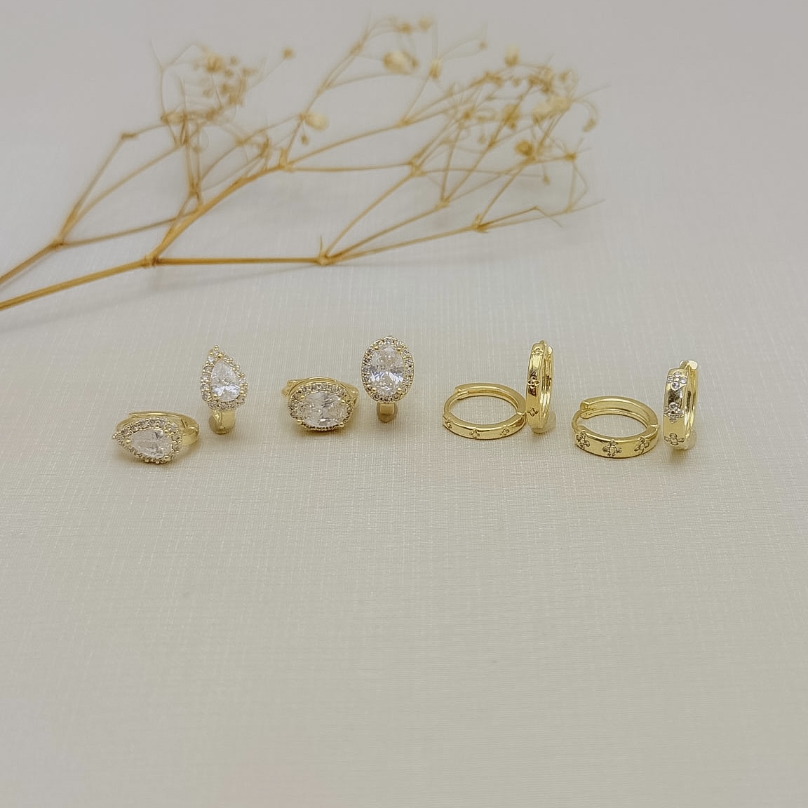 05.3220.1.O - Argola solitaria oval com uma linha de aura cravejada