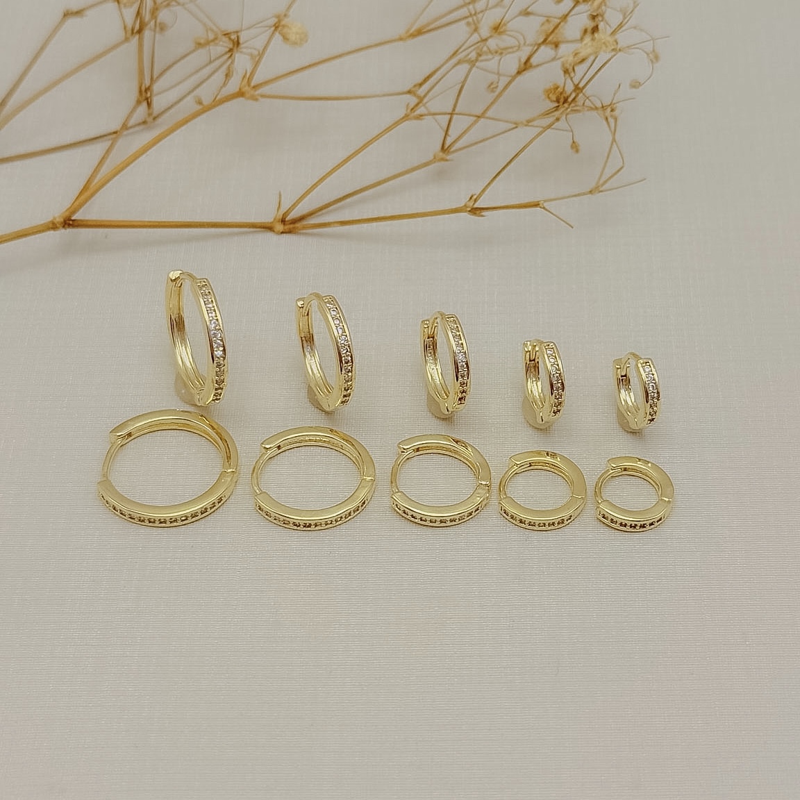 05.9005.1.O - ATUAL V1 - Argola clássica de uma coluna cravejada com borda lisa em 15mm