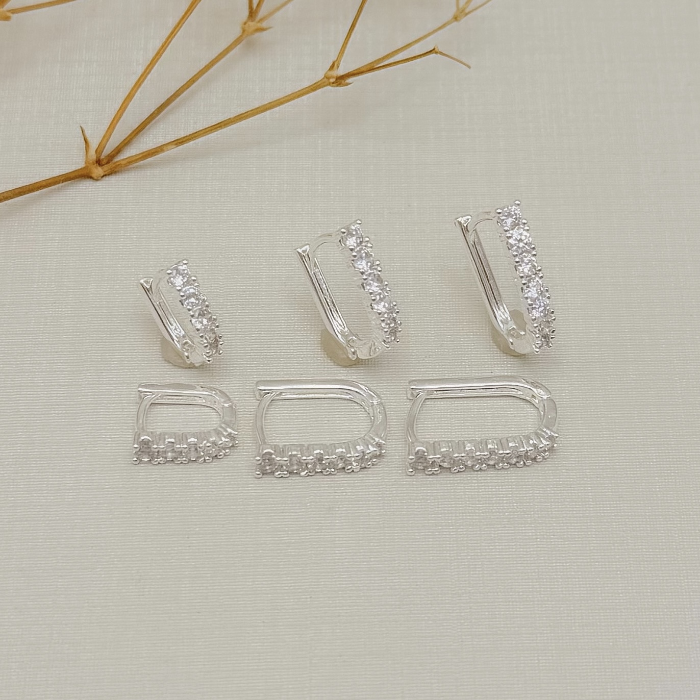 05.3233.1.S - (Tam.G) Argola retangular curvada com frontal cravejada em garras