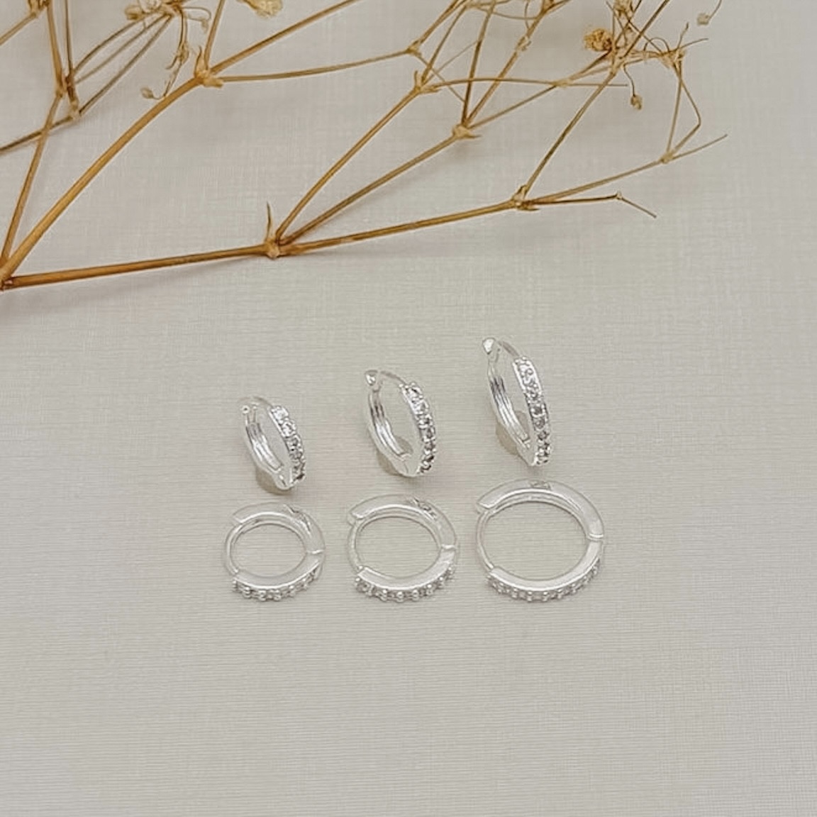 05.3238.1.S - (Tam.M) Argola de uma coluna cravejada em spikes com lateral lisa