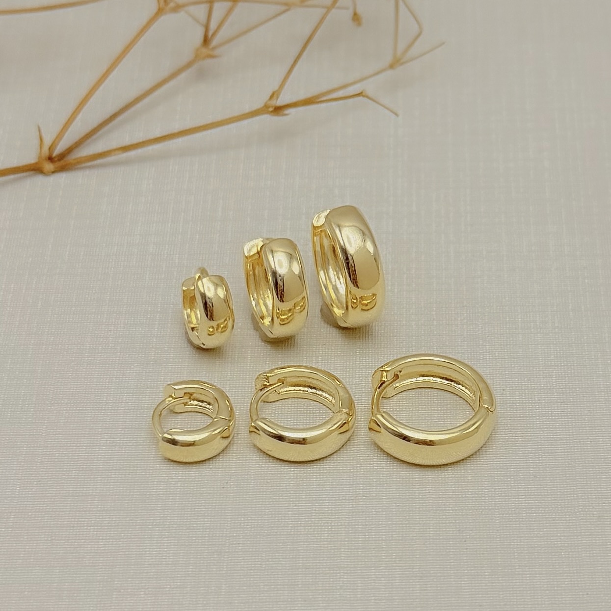 05.3255.0.O - (Tam.M) Argola de modelo clássica lisa polida em 12mm por 4mm