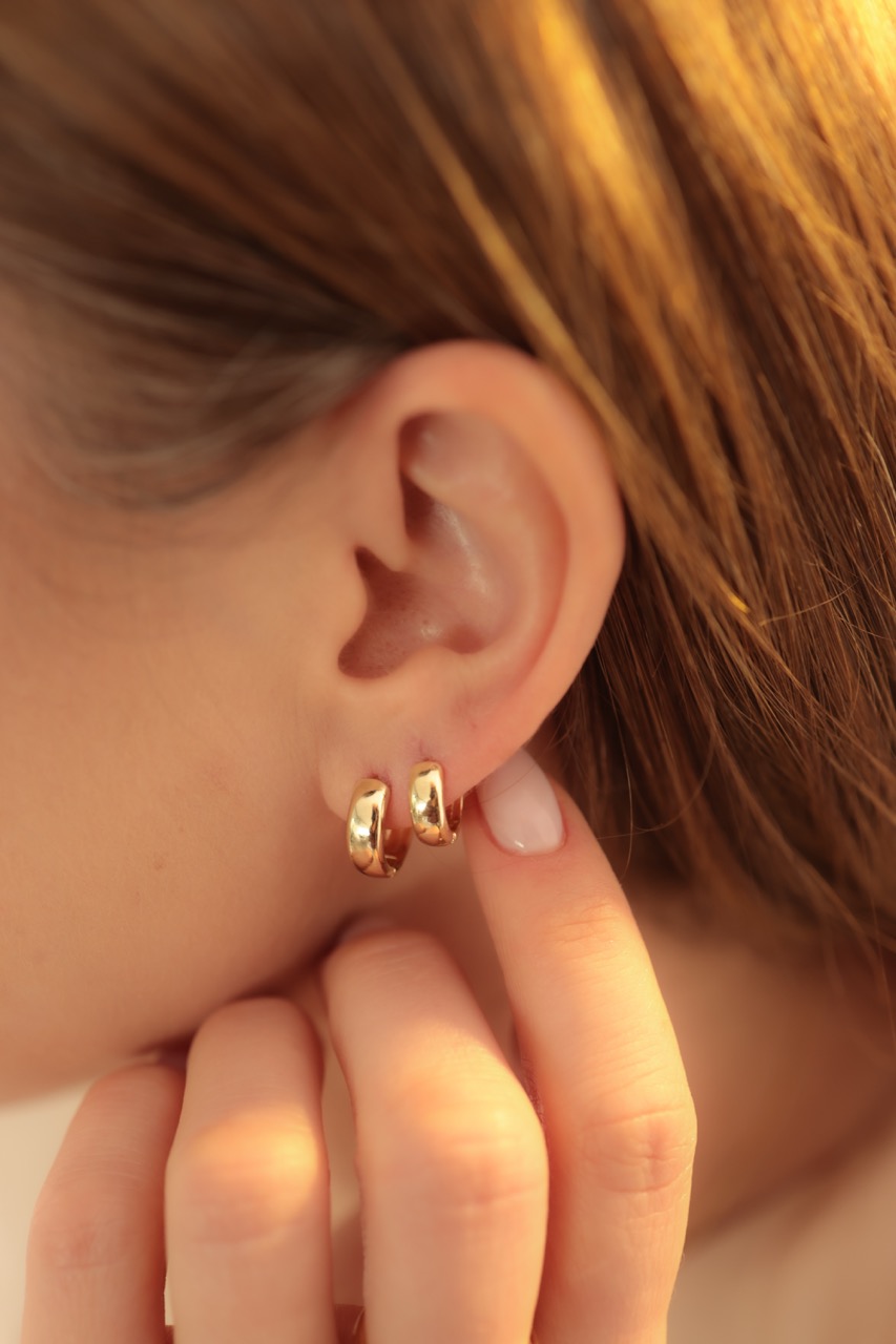 05.3256.0.O - (Tam.G) Argola de modelo clássica lisa polida em 14mm por 4,5mm