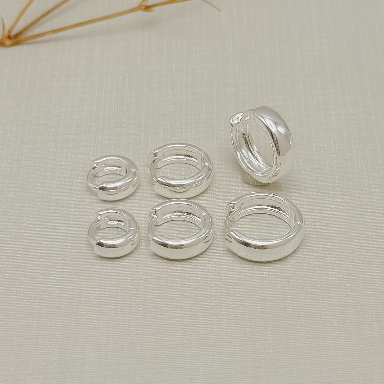 05.3256.0.S - (Tam.G) Argola de modelo clássica lisa polida em 14mm por 4,5mm