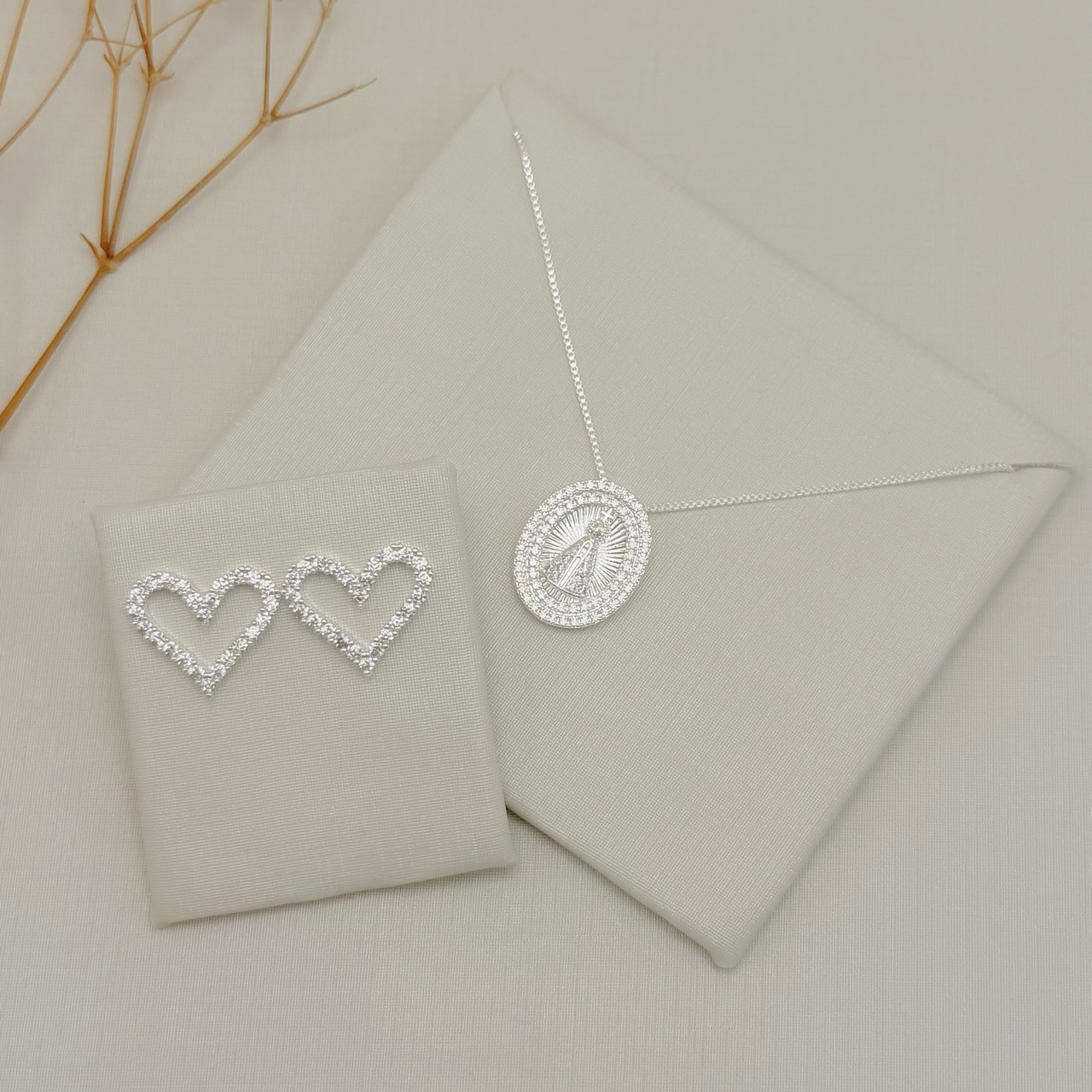 09.2560.1.S - (45) Colar de veneziana com pingente oval de nossa senhora cravejada com duas linha de aura em relevo