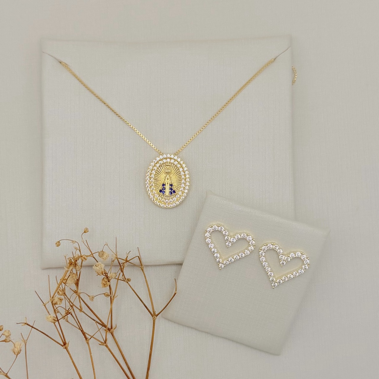 09.2560.4.O - (45) Colar de veneziana com pingente oval de nossa senhora cravejada com duas linha de aura em relevo