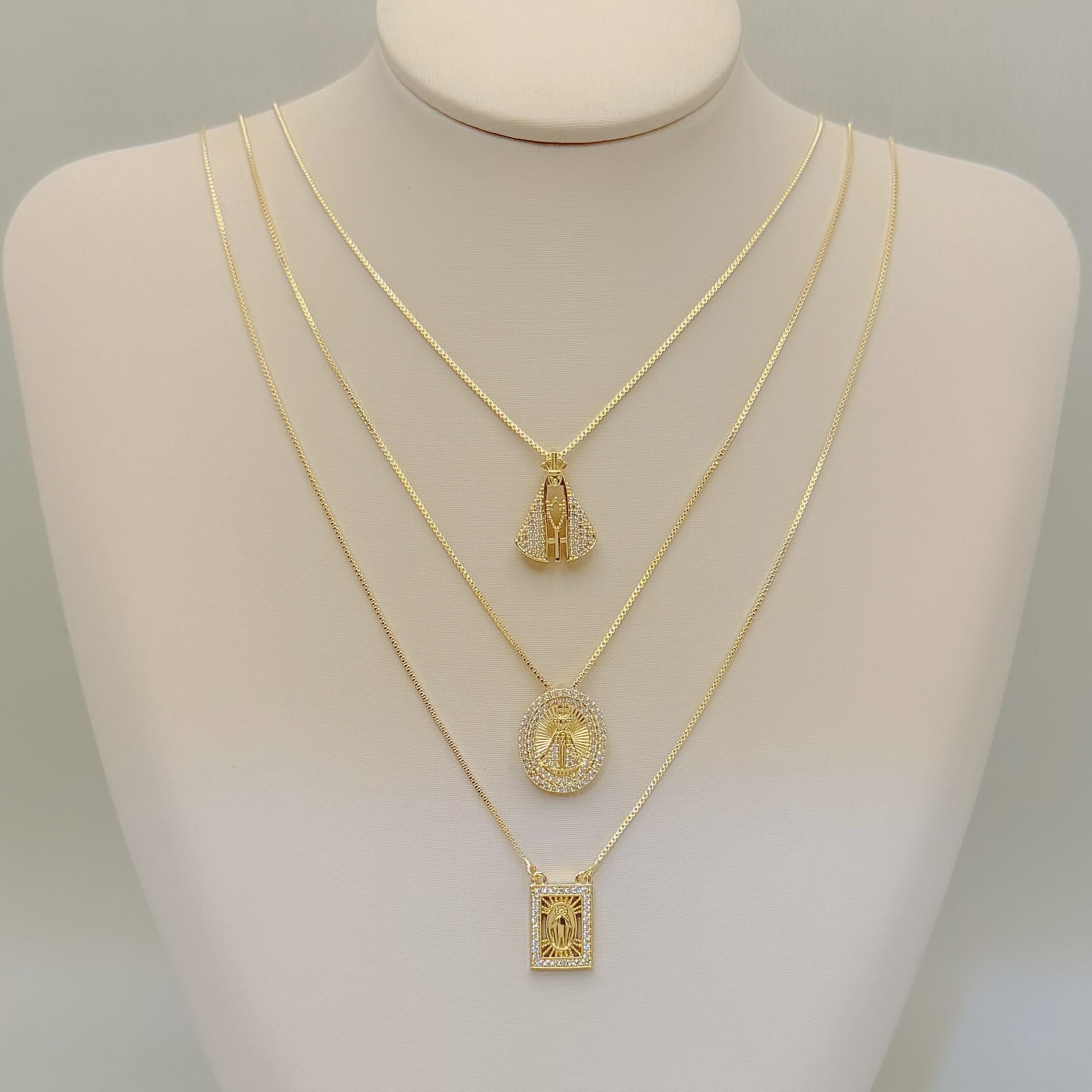 09.2561.1.O - (45) Colar veneziana com pingente Nossa Senhora cravejada grande