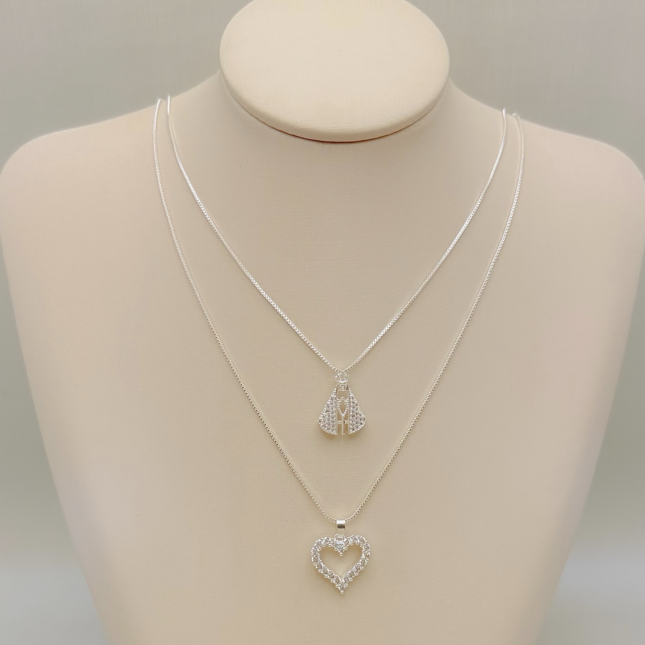 09.2561.1.S - (45) Colar veneziana com pingente Nossa Senhora cravejada grande