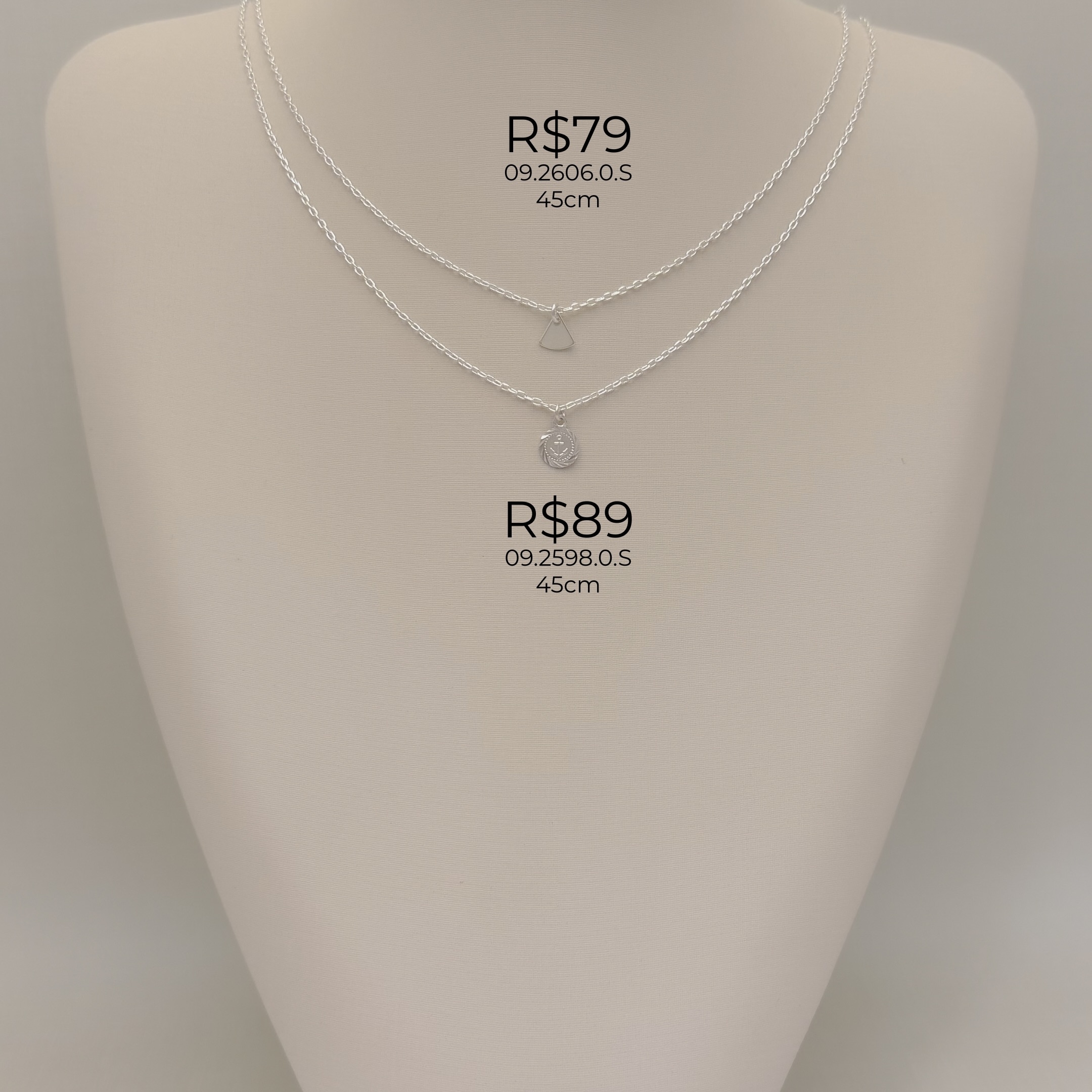 09.2598.0.S - (45) Colar de micro cartier com pingente moeda com desenho de ancora