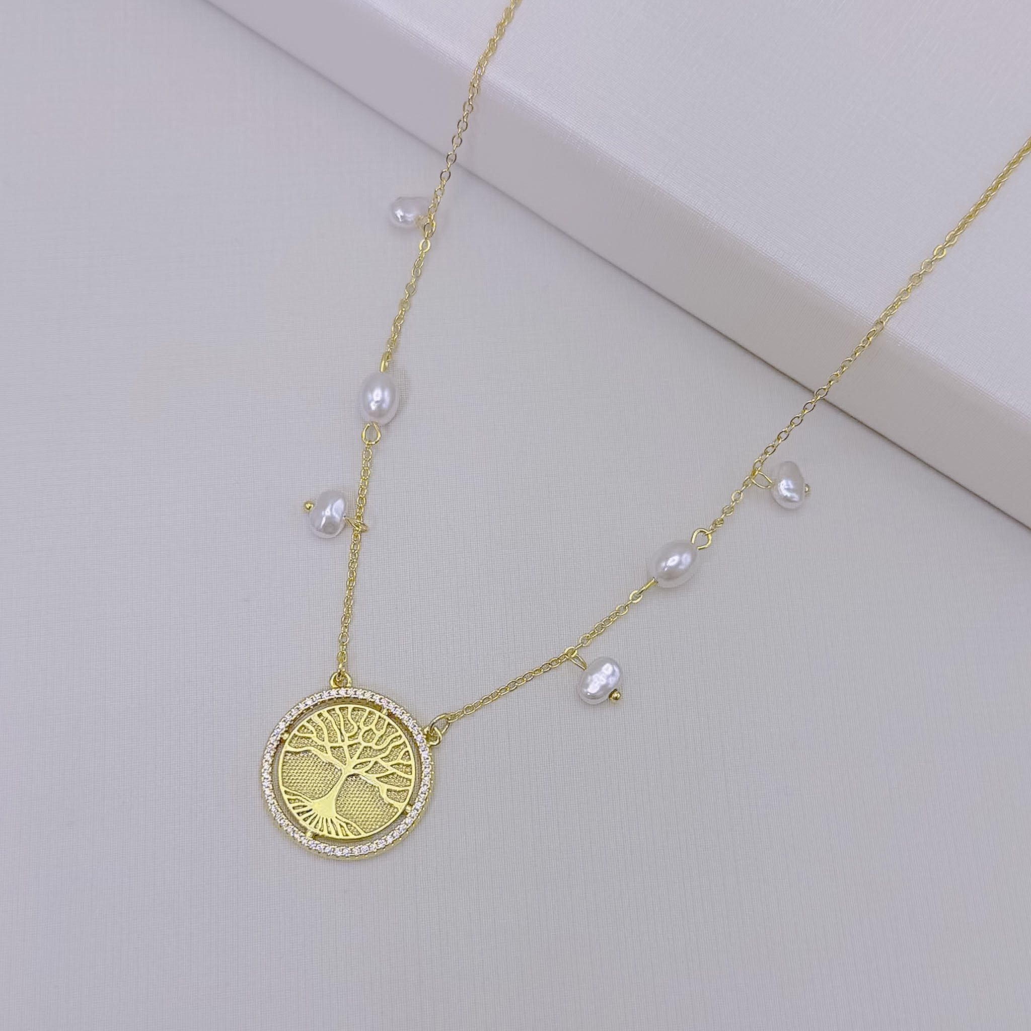 09.2610.15.O - (46) Colar de corrente mini cartier com pingentes de perola e pingente de moeda grande com entalho de arvore da vida e espirito santo