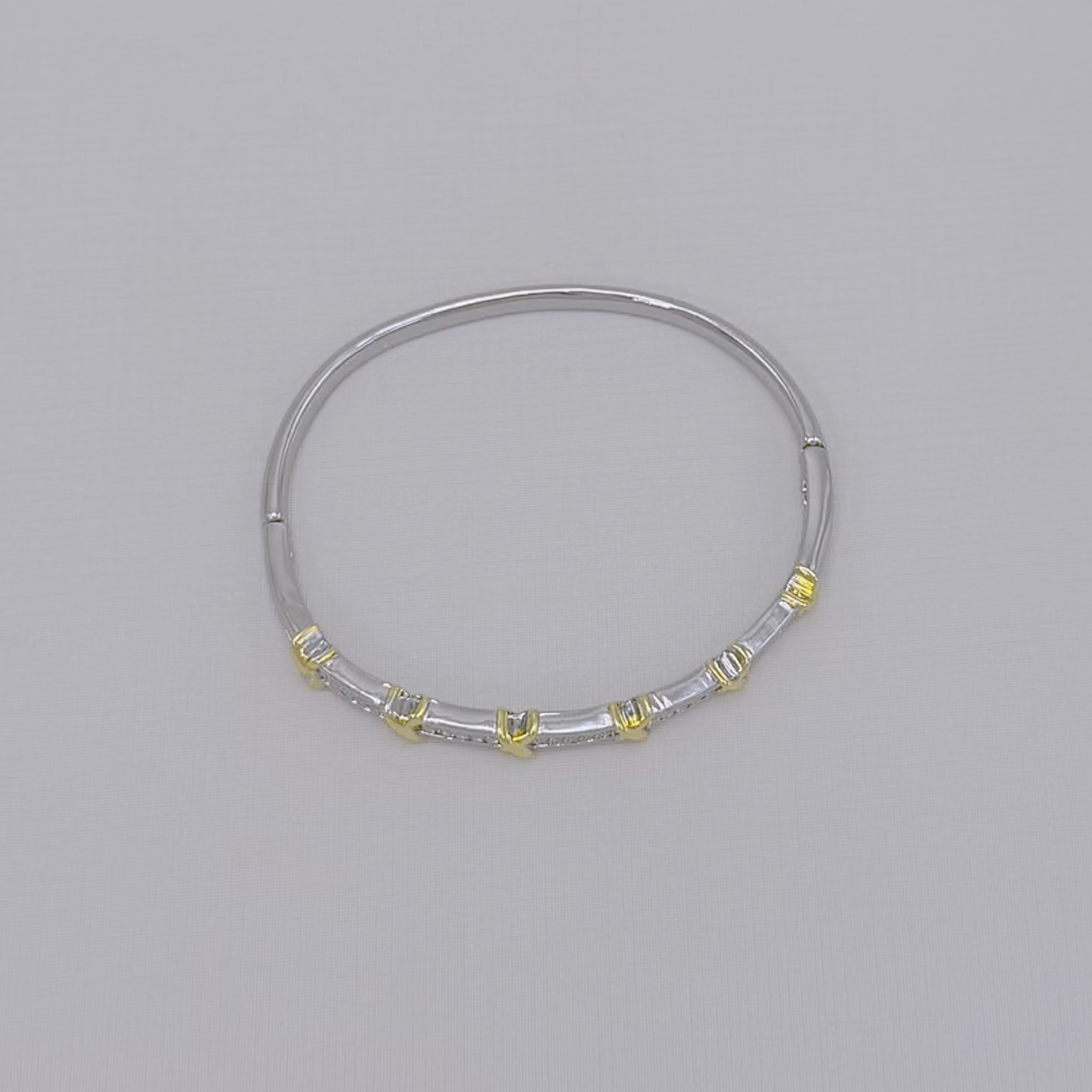 04.0220.1.B - Bracelete de seis X em banho dourado intercalado com barras de cravação