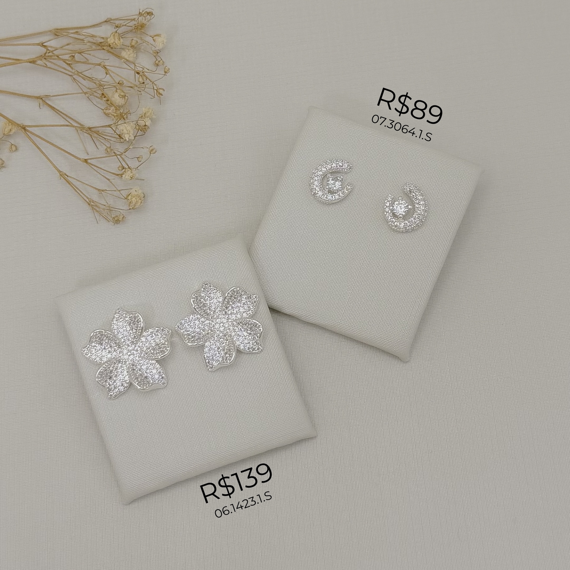 06.1423.1.S - Brinco de flor de cinco pétalas desenhada toda cravejada