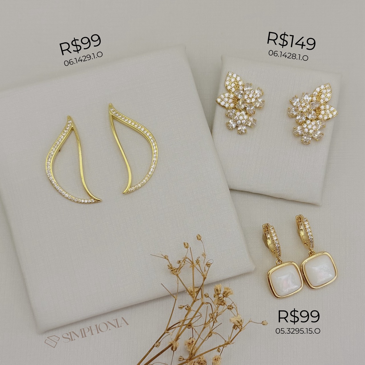 06.1429.1.O - Brinco ear cuff em silhueta de arco com um traço cravejado e outro liso. Brinco banhado a ouro.