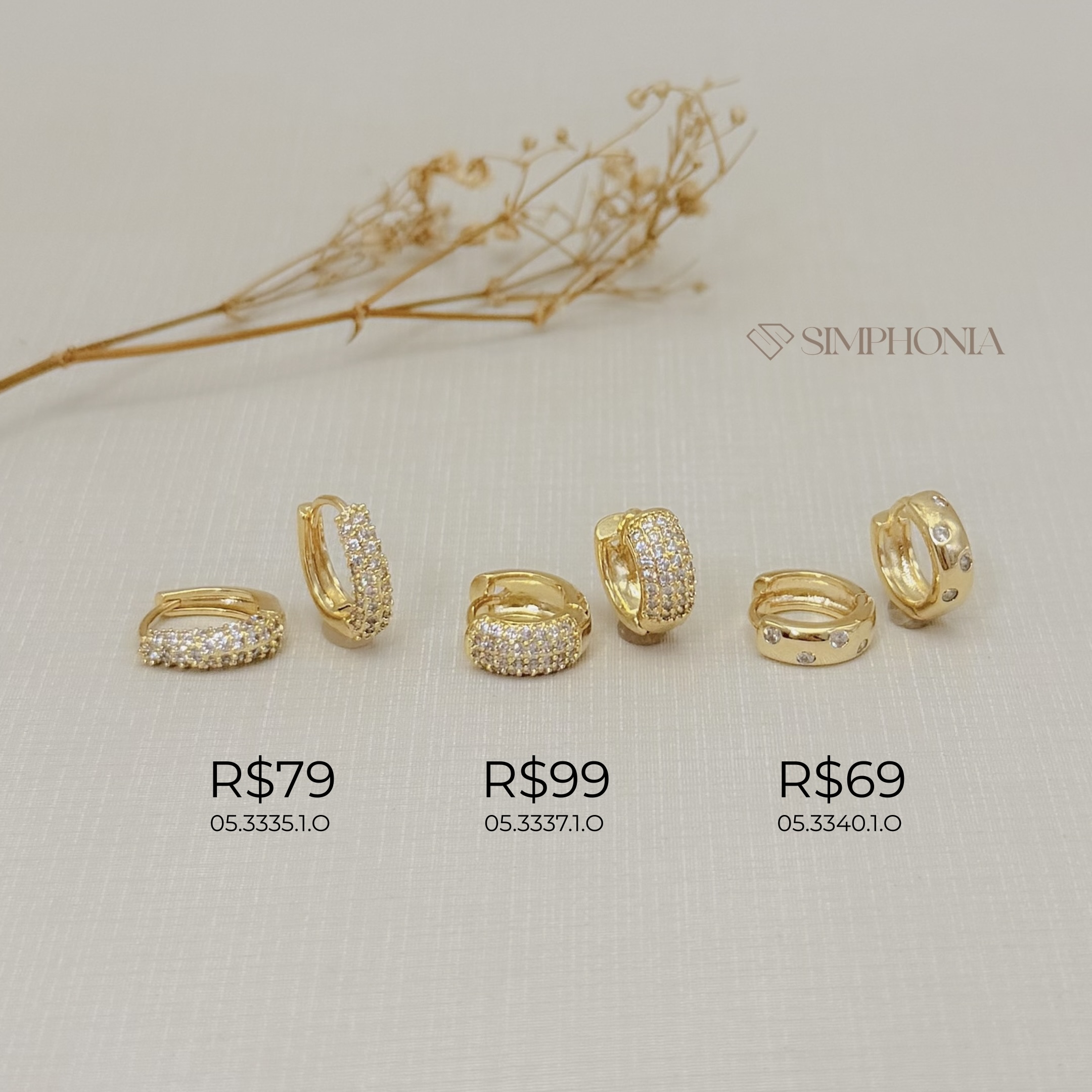 05.3340.1.O - Argola de fio simples com zircônias em efeito cosmos gypsy. Argola banhada a ouro.