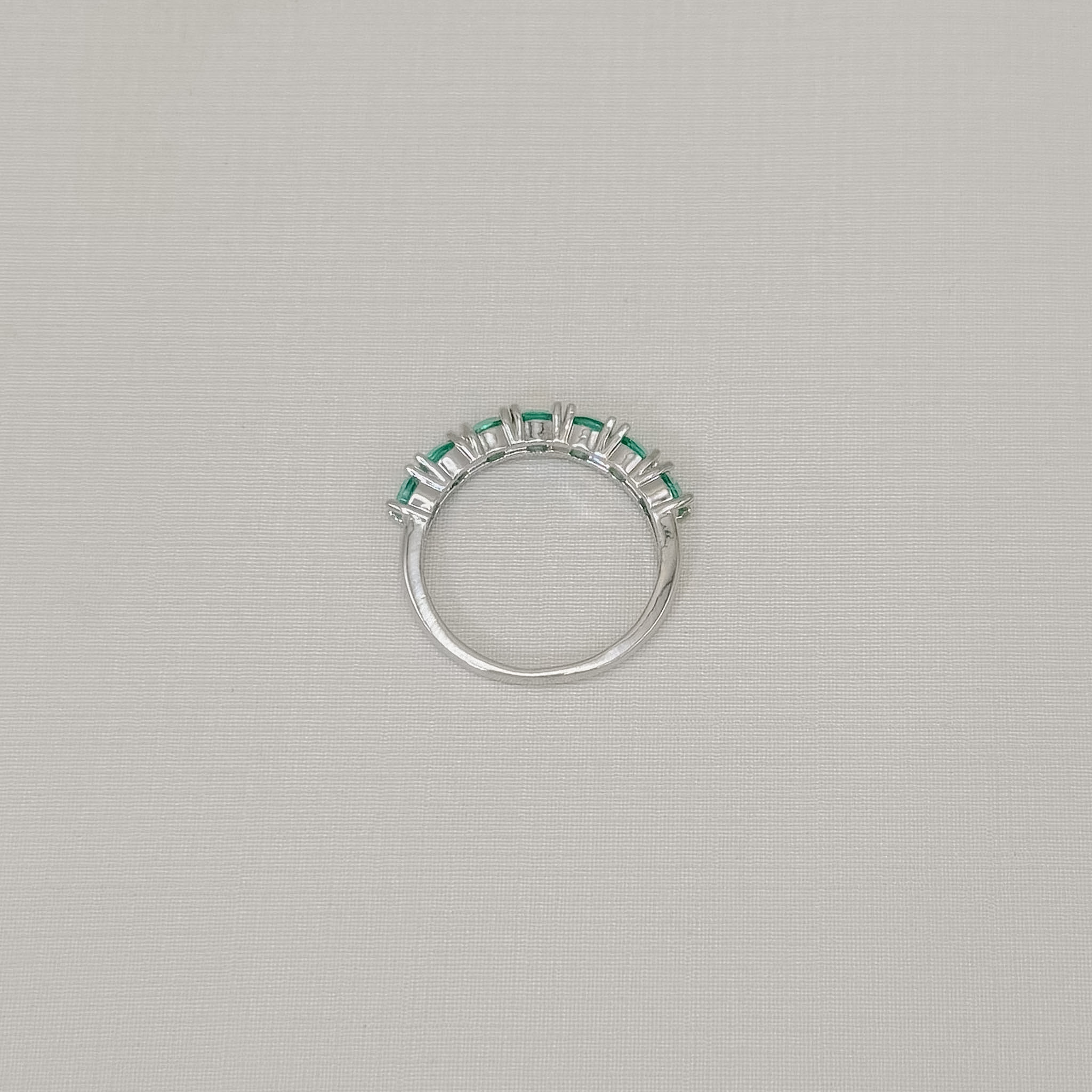 03.2673.9.B - (21) Anel zircônias 4mm estilo aparador, modelo riviera. Anel banhado a ródio branco.